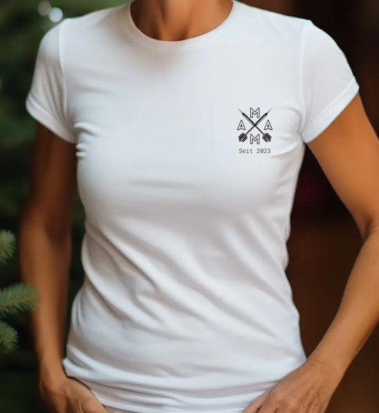 Weisses Shirt als Mama Monogram Dart Edition